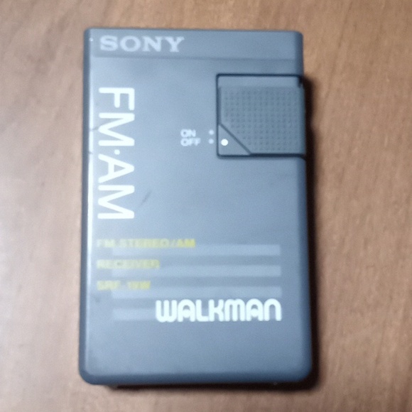 Retro Sony Walkman FM Stereo / AM Reciever SRF-19W - Picture 1 of 5